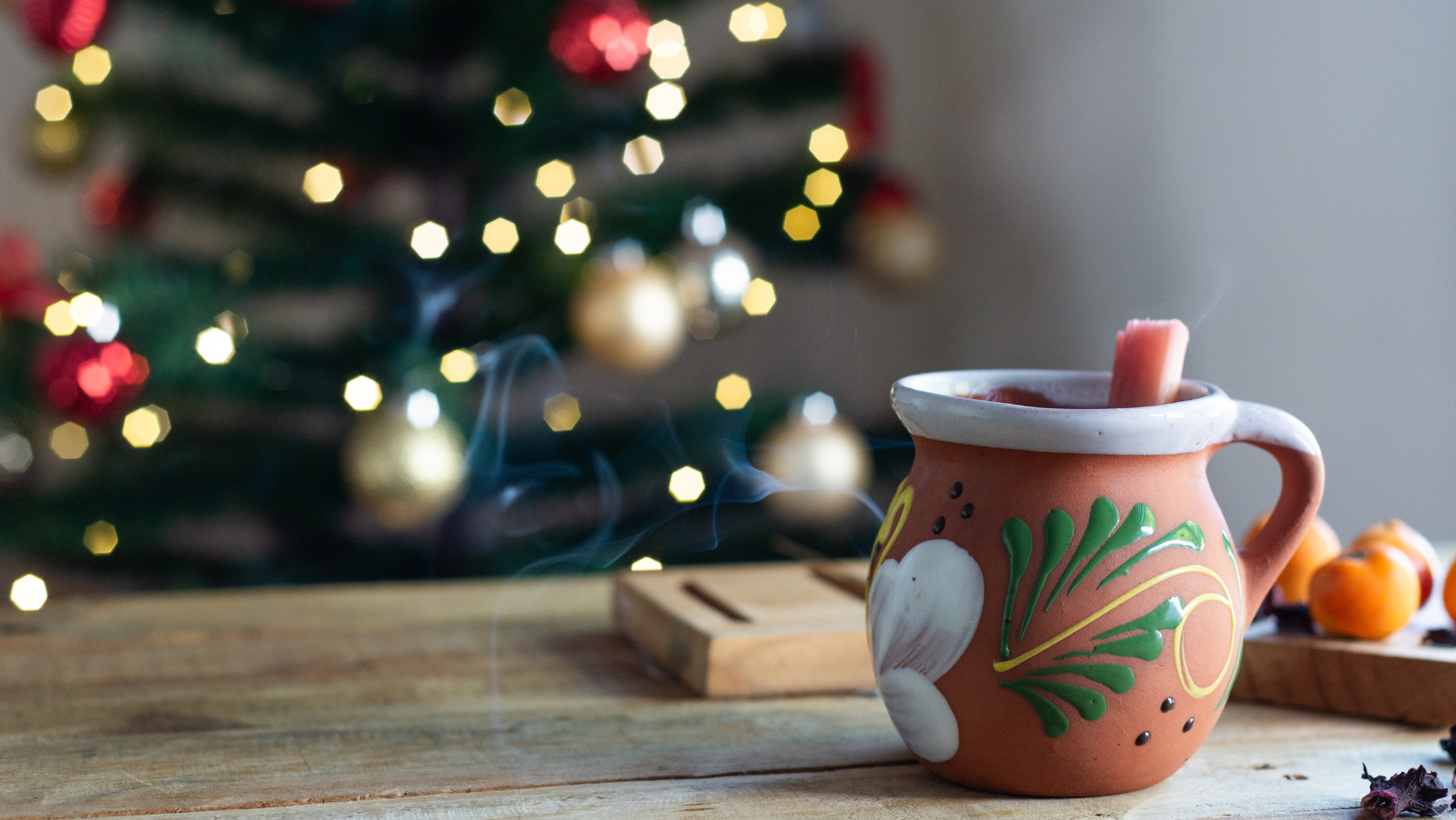 Imagen de una posada mexicana con personas compartiendo, decoraciones festivas y ambiente navideño.