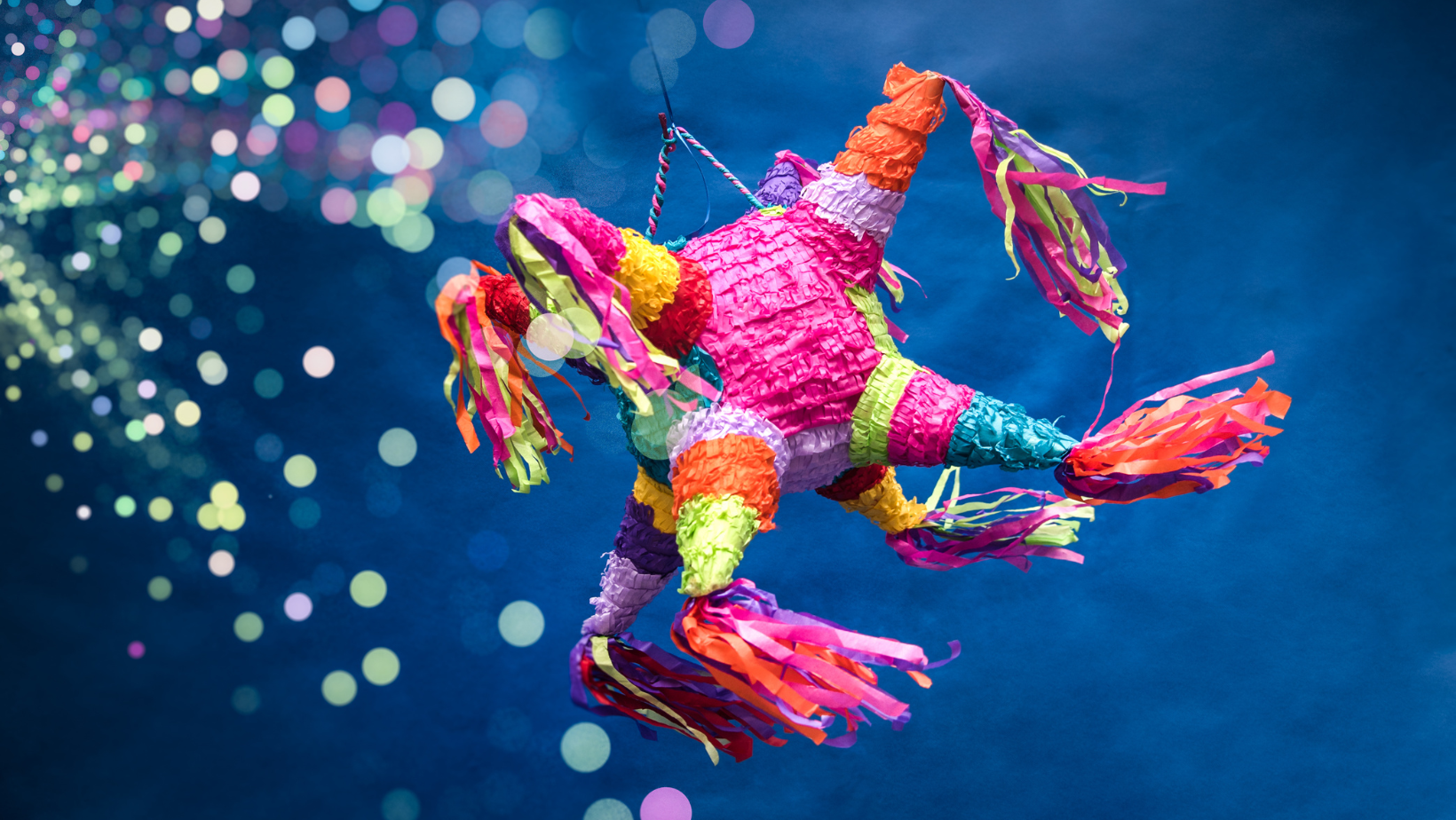 Imagen de una posada mexicana con piñata