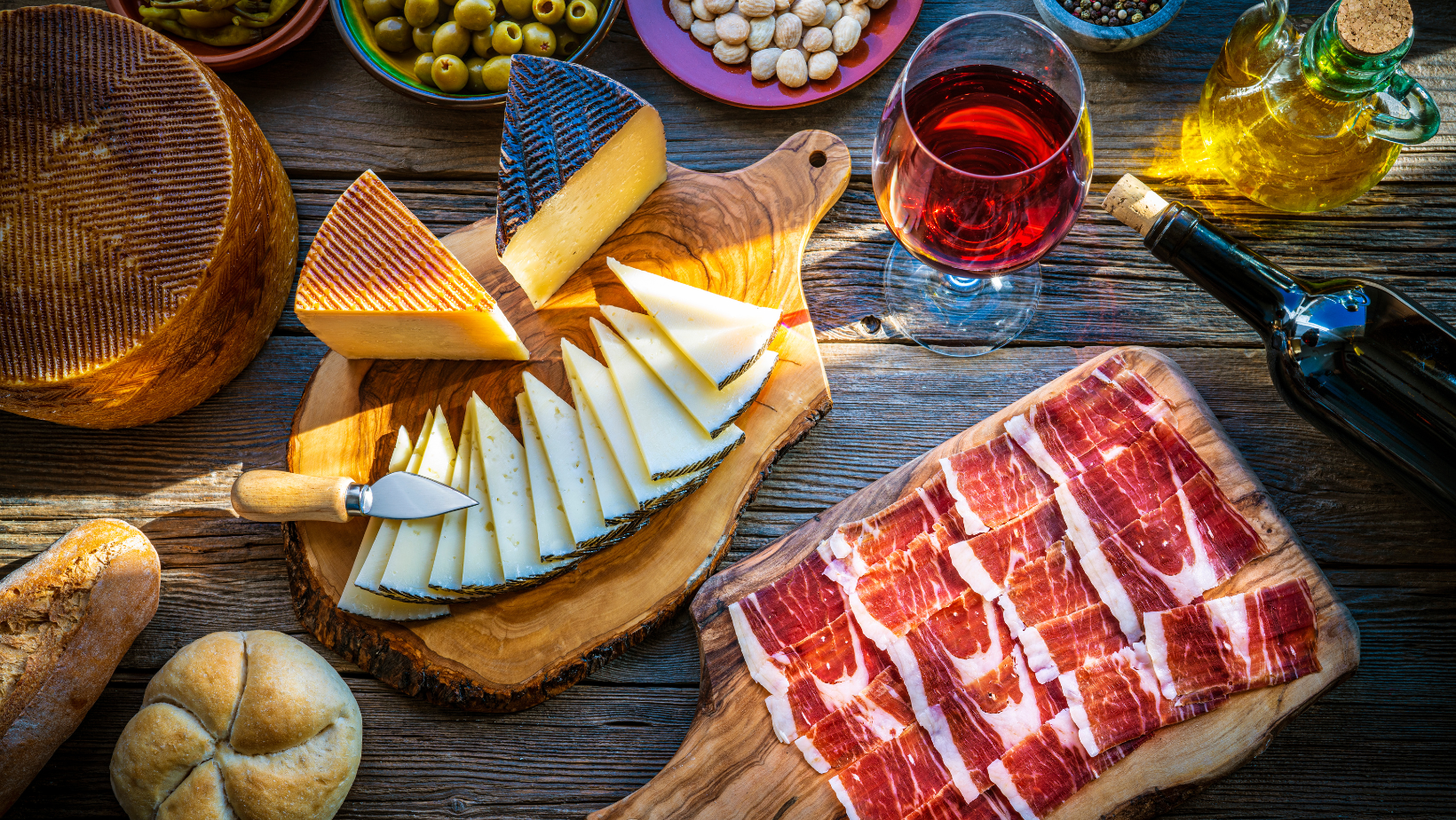 Imagen de una mesa con comida española