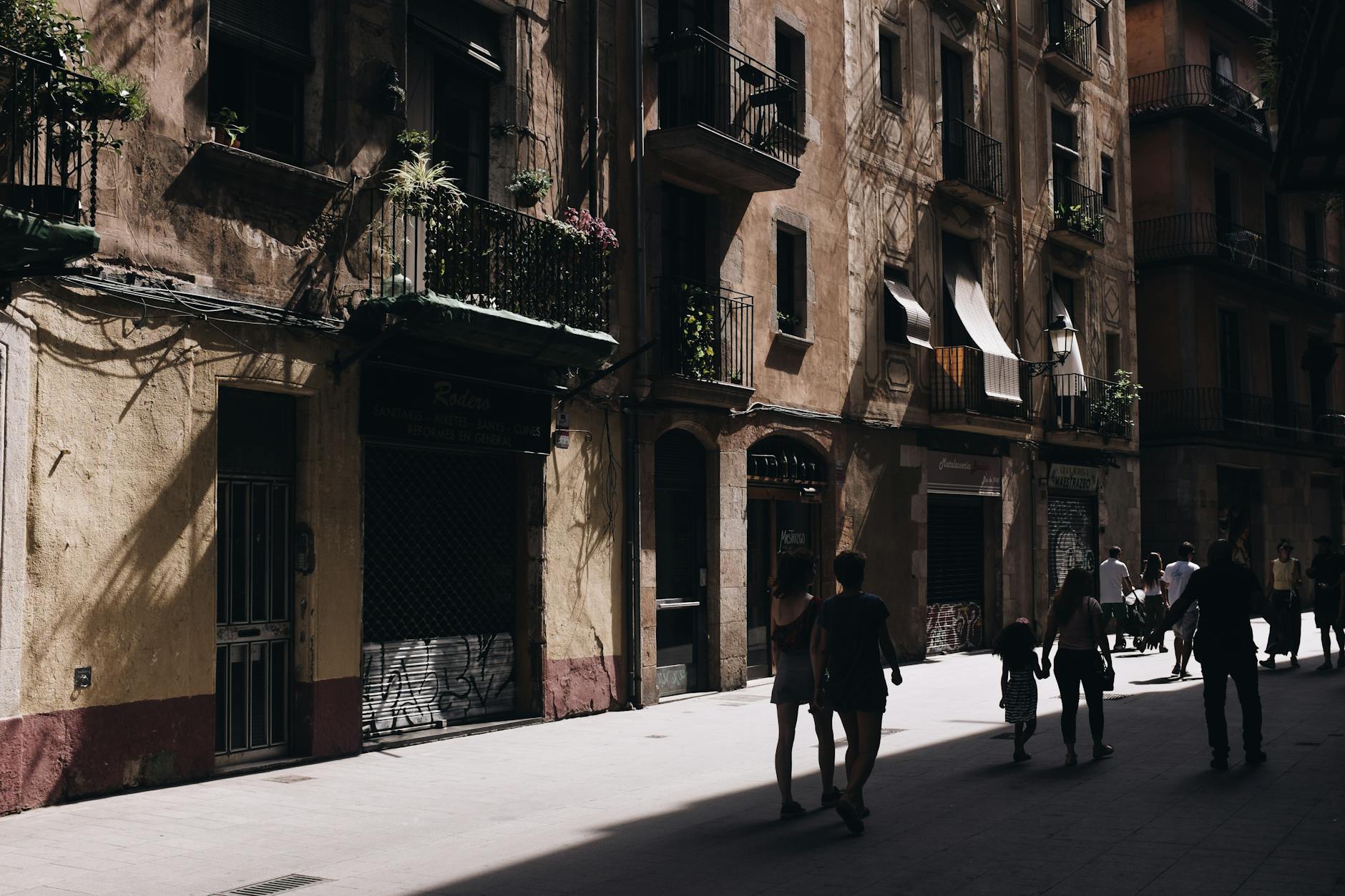Por las calles de Barcelona, entre sus luces y sombras del centro de la ciudad.