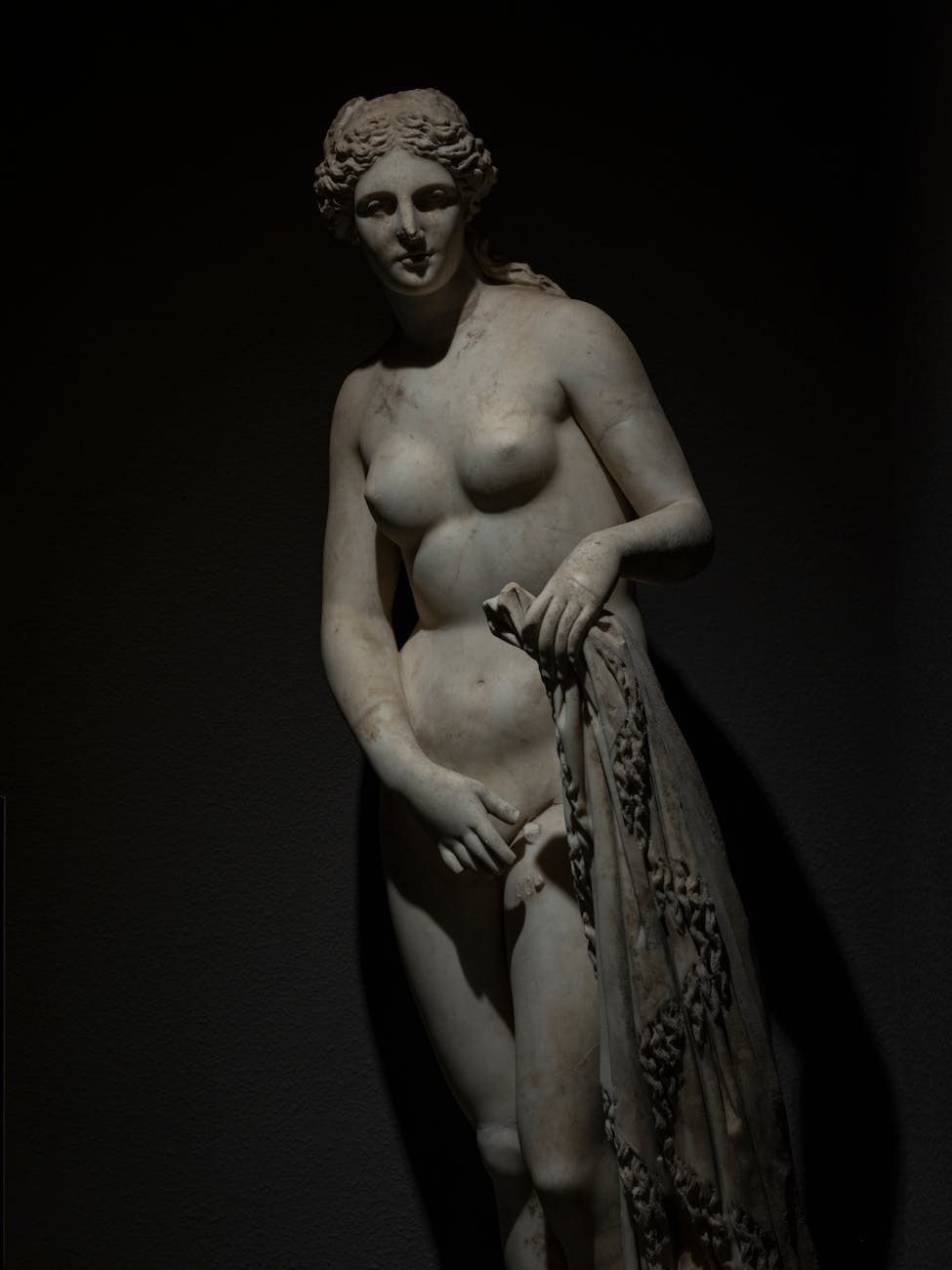 Escultura de una mujer desnuda, símbolo de la representación artística del cuerpo femenino a lo largo de la historia.