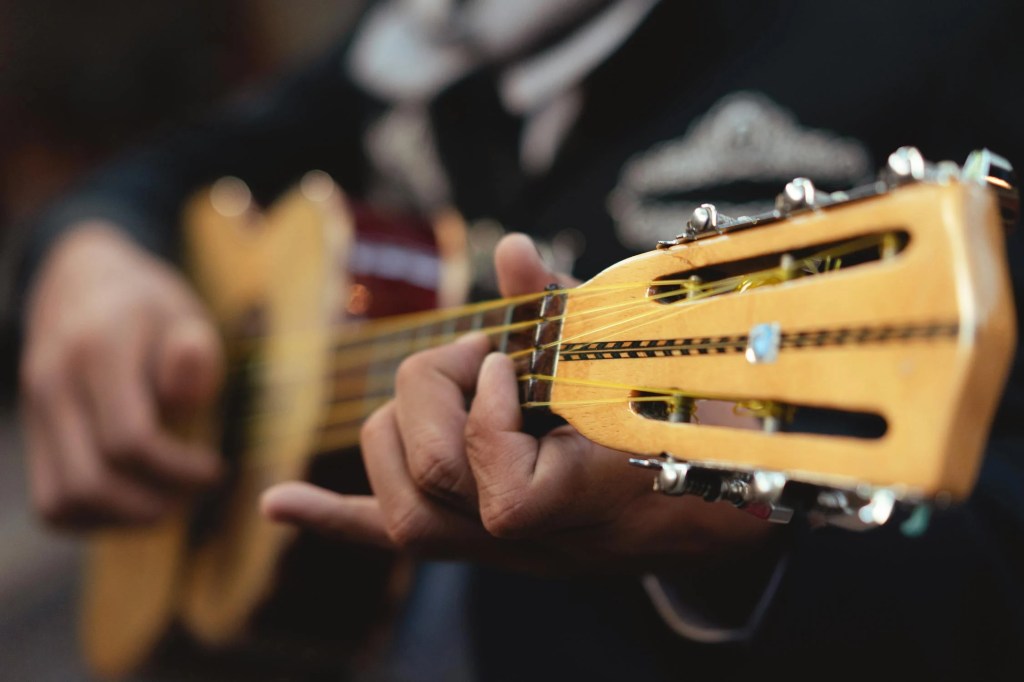 Grupo de mariachi tocando, inspirados en estilos europeos.