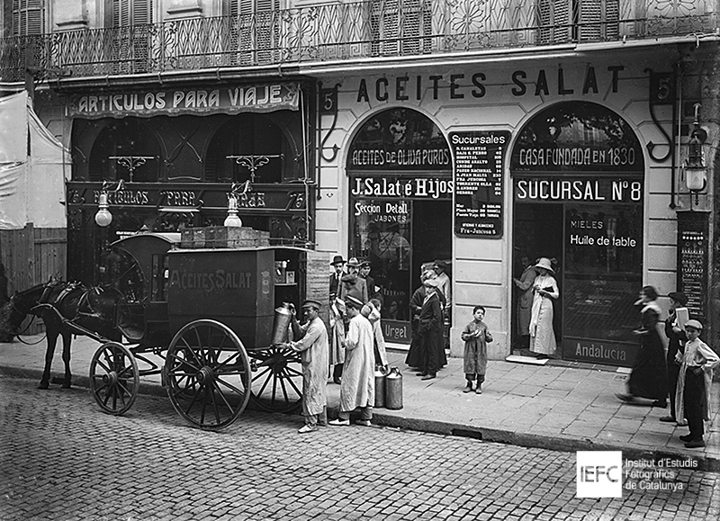 Escena urbana en Barcelona a principios del siglo XX frente a la tienda Aceites Salat, contexto histórico posterior a la alcaldía del Doctor Robert