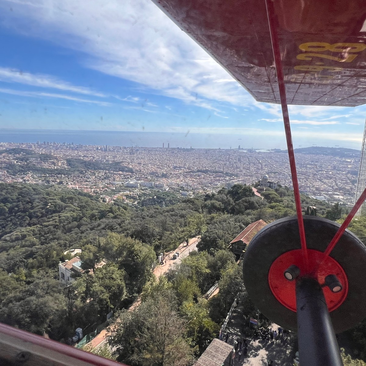En Barcelona también hay baches, pero están bien&nbsp;tapados