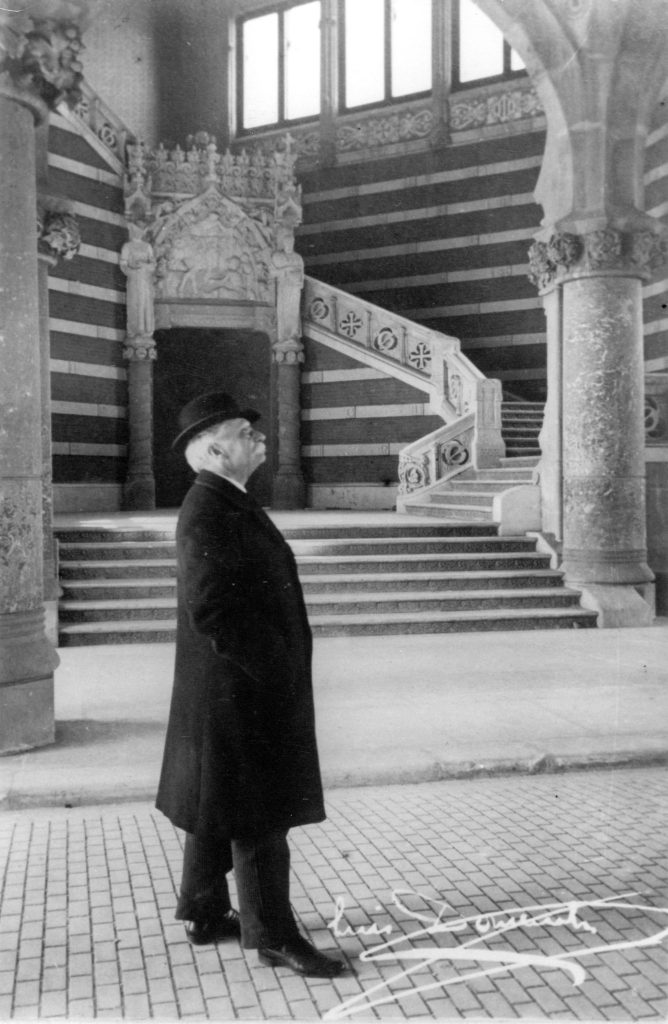 Retrato de Lluís Domènech i Montaner en el Recinto Modernista de Sant Pau, arquitecto del monumento al Doctor Robert en Barcelona