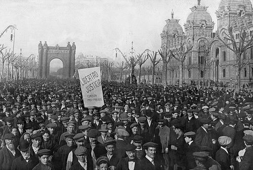 Multitud manifestándose en Barcelona con pancarta de “Libertad y Justicia”, frente al Arc de Triomf