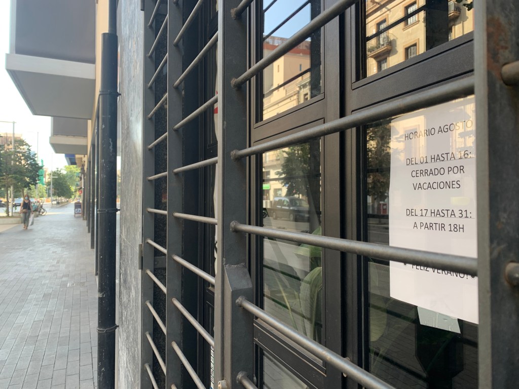 Letrero de “cerrado por vacaciones” en la puerta de un local en Barcelona en agosto