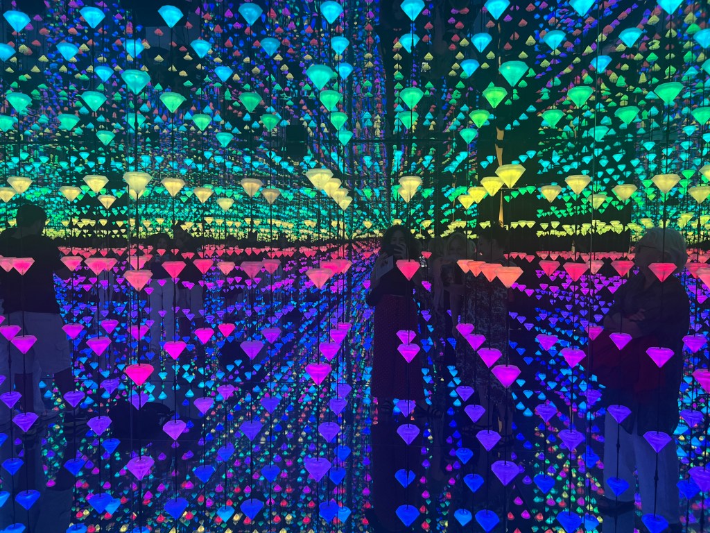 Instalación artística con luces de colores en forma de diamantes y espejos infinitos en Barcelona