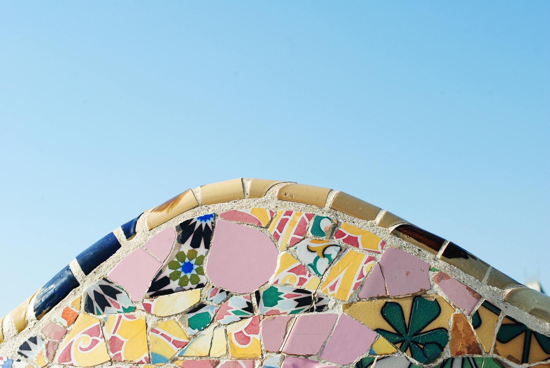 Detalle del trencadís de Gaudí en Barcelona bajo un cielo despejado