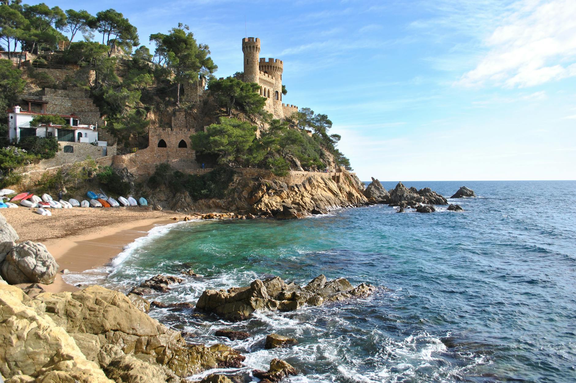 Vista panorámica de la Costa Brava, con acantilados y mar Mediterráneo cristalino