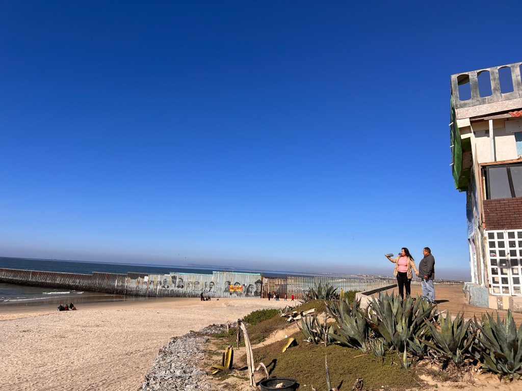 Persona frente al paisaje costero en México, momento de llegada y reconexión con el entorno