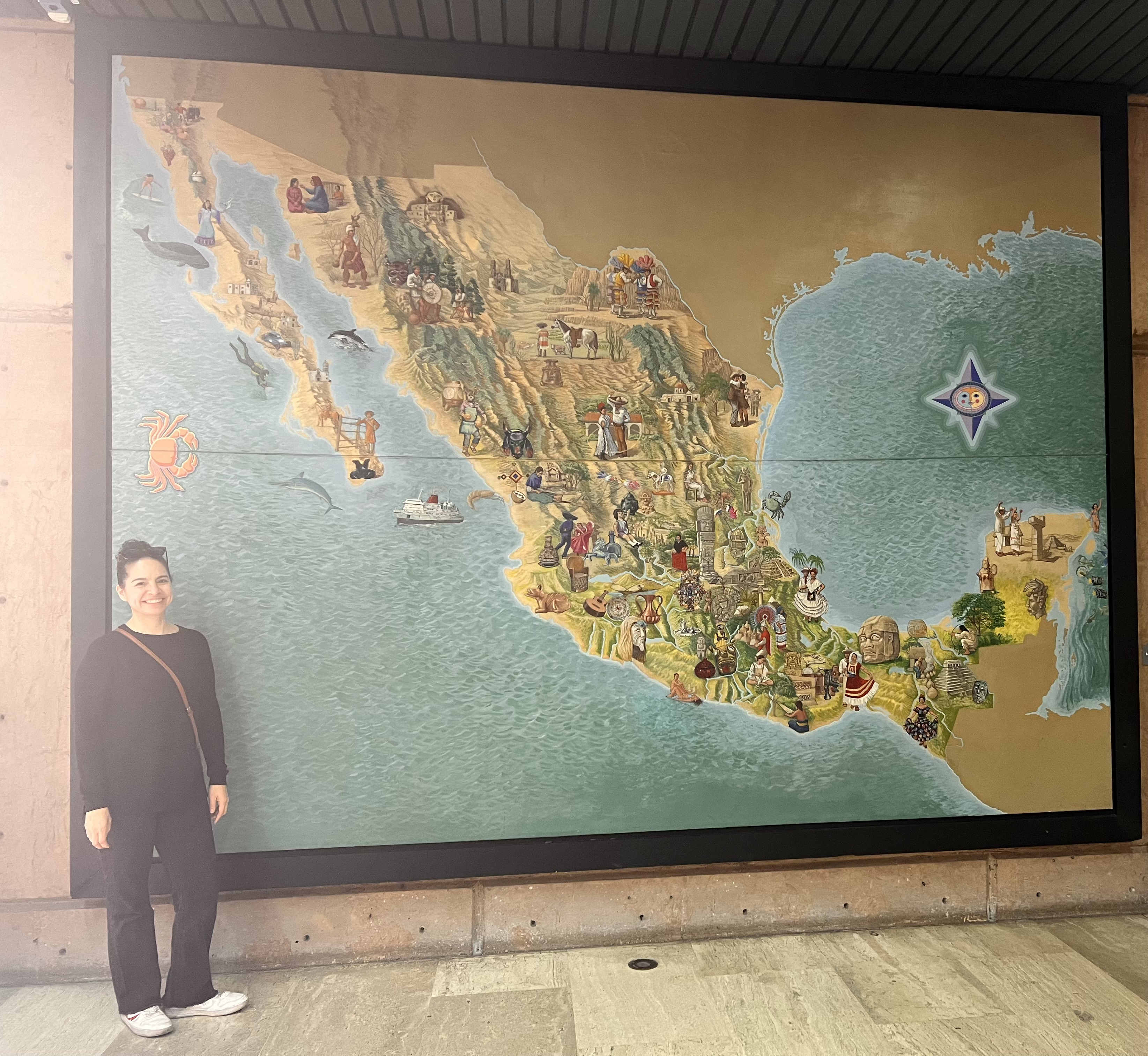 Mujer frente a un mapa de México, imagen de regreso al origen y reflexión sobre identidad migrante