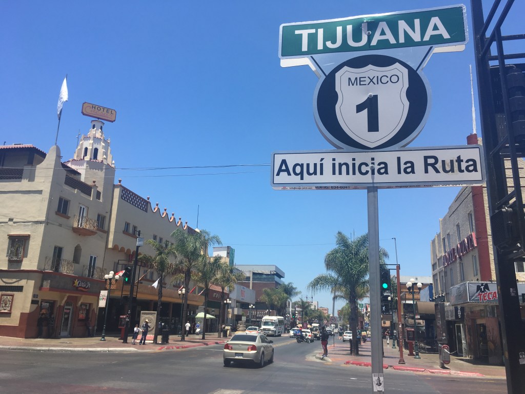 Señal urbana en Tijuana que indica el inicio de la ruta, calle principal de la ciudad