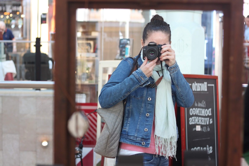 Arlene Bayliss fotografiando con su cámara