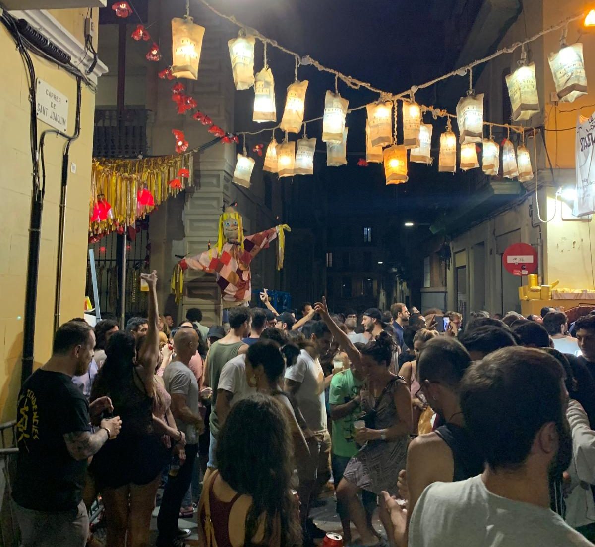 Calle decorada durante las Fiestas de Gràcia en Barcelona