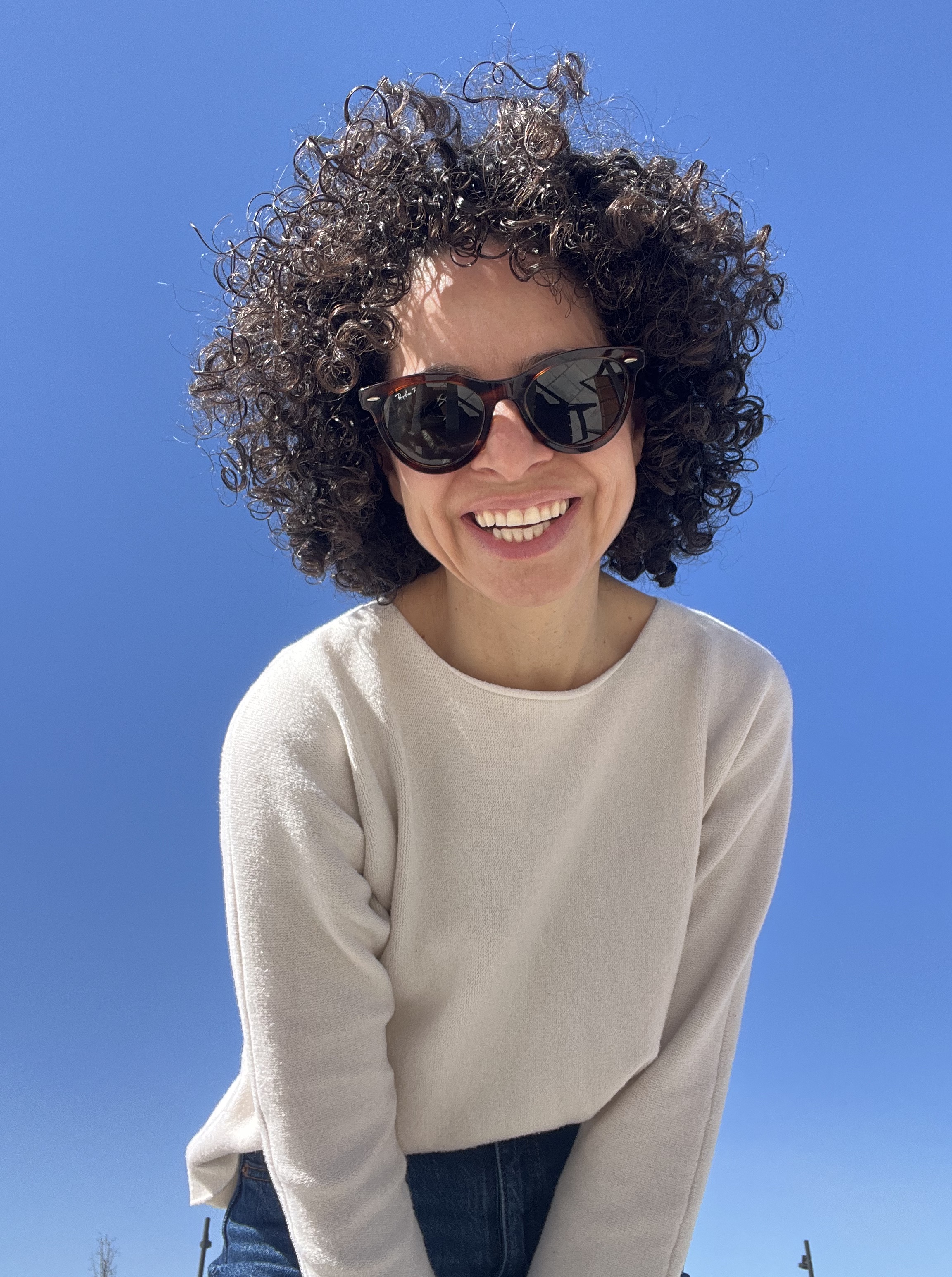 Arlene Bayliss, autora de Ahorita Vengo, sonriendo al aire libre