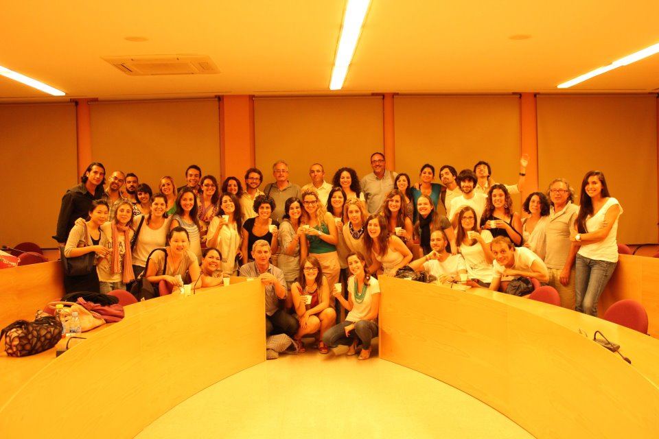 Grupo de estudiantes del máster reunidos en un aula en Barcelona