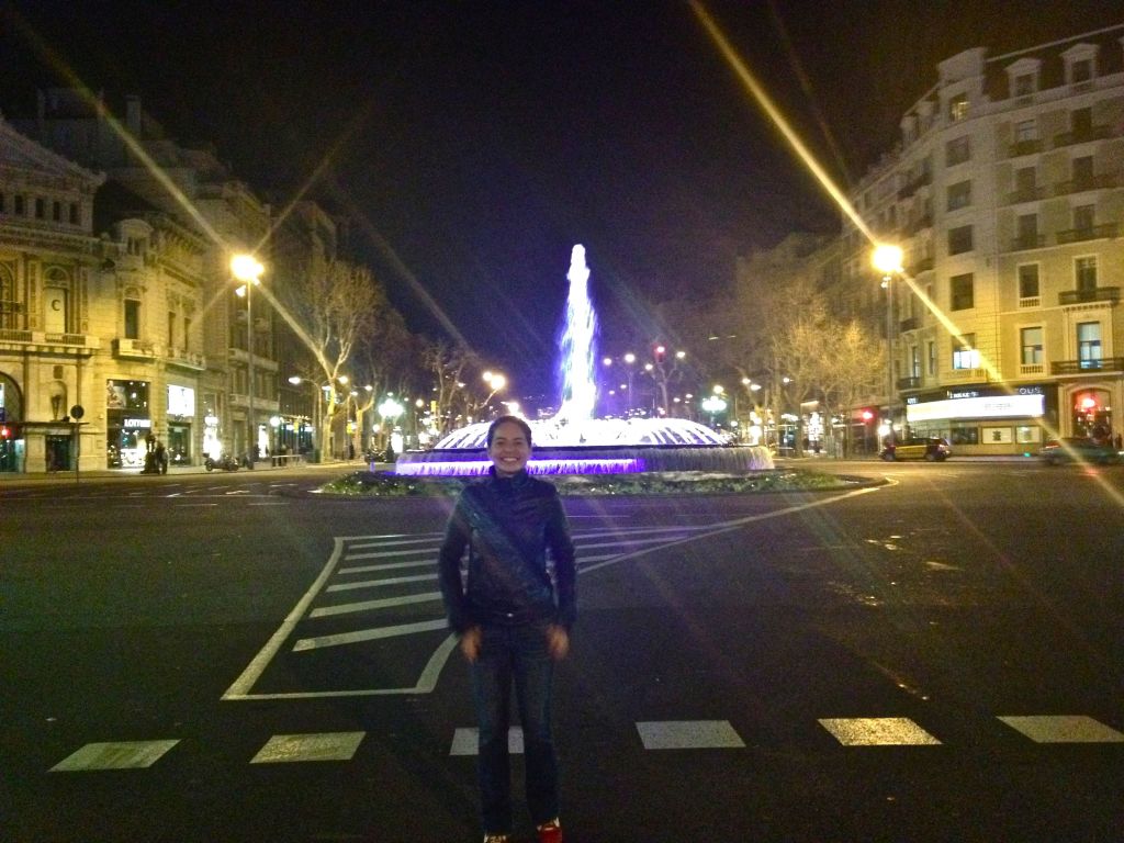 Yo recién llegada a Barcelona junto a una fuente de Passeig de Gràcia