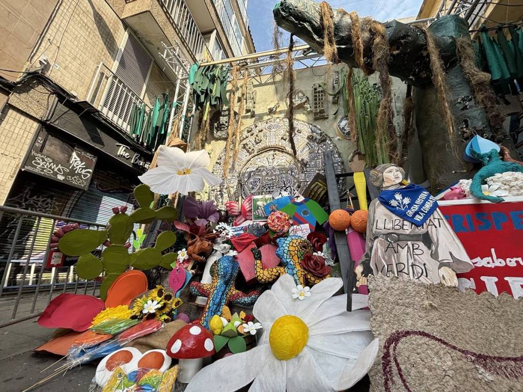 Reconstrucción de la calle Verdi tras el incendio durante las Fiestas de Gràcia
