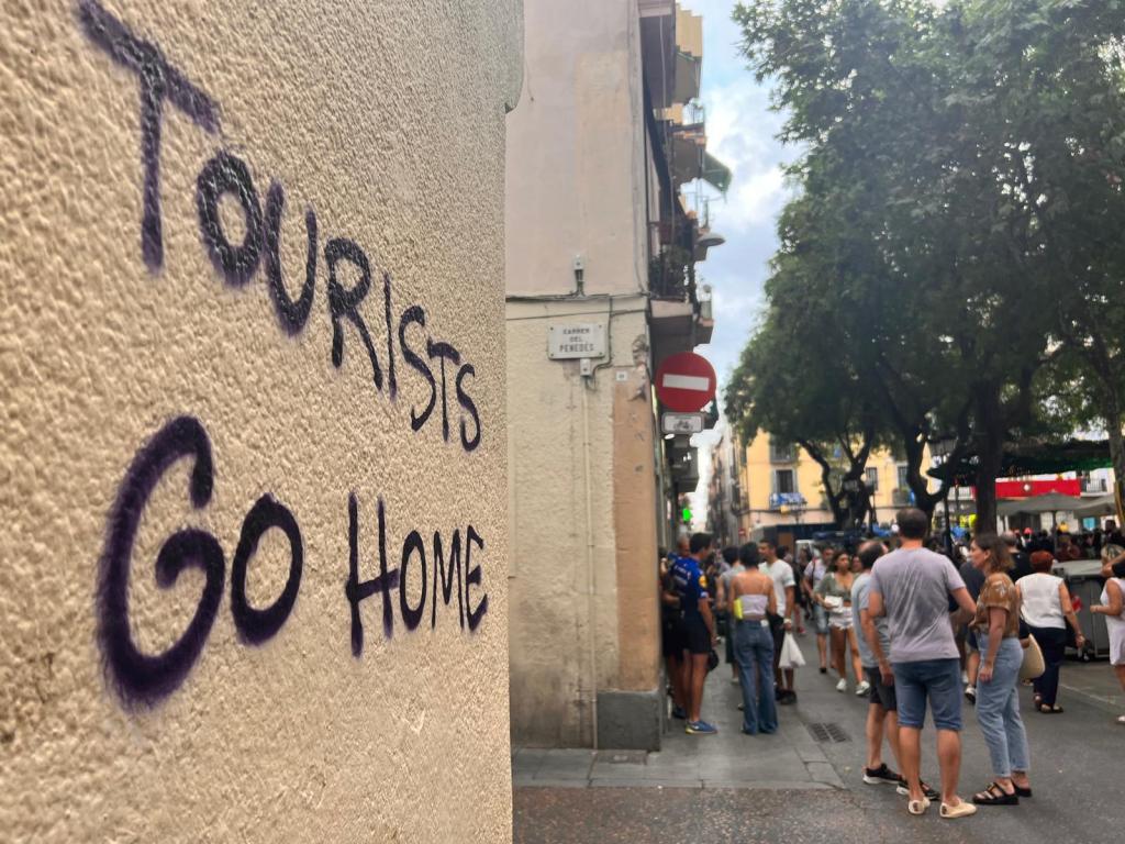 Pintada de “Tourists go home” en el barrio de Gràcia de Barcelona