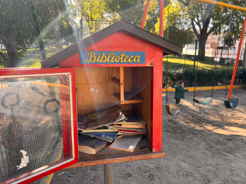 Pequeña biblioteca comunitaria con libros en un parque de Tijuana