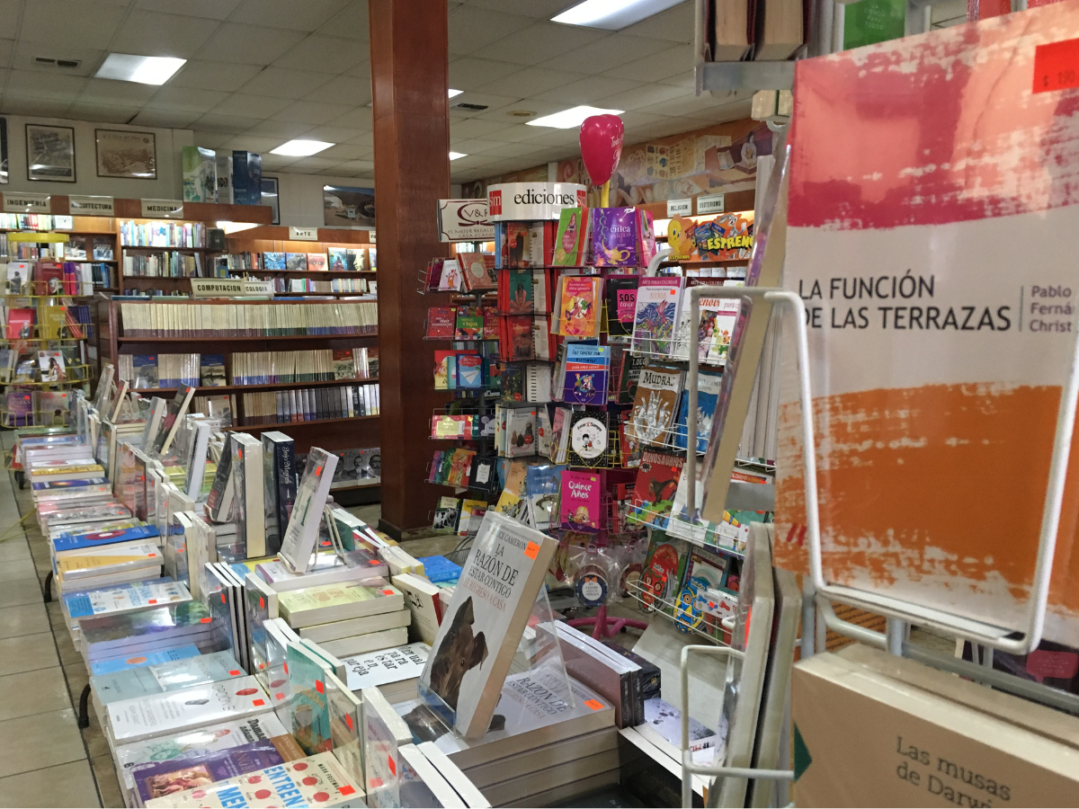 Interior de la Librería El Día en Tijuana