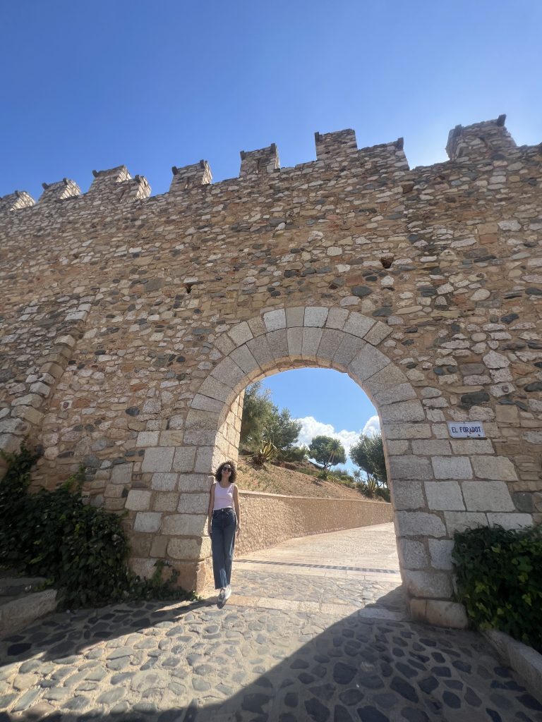 Arlene atravesando una puerta de la muralla medieval de Montblanc