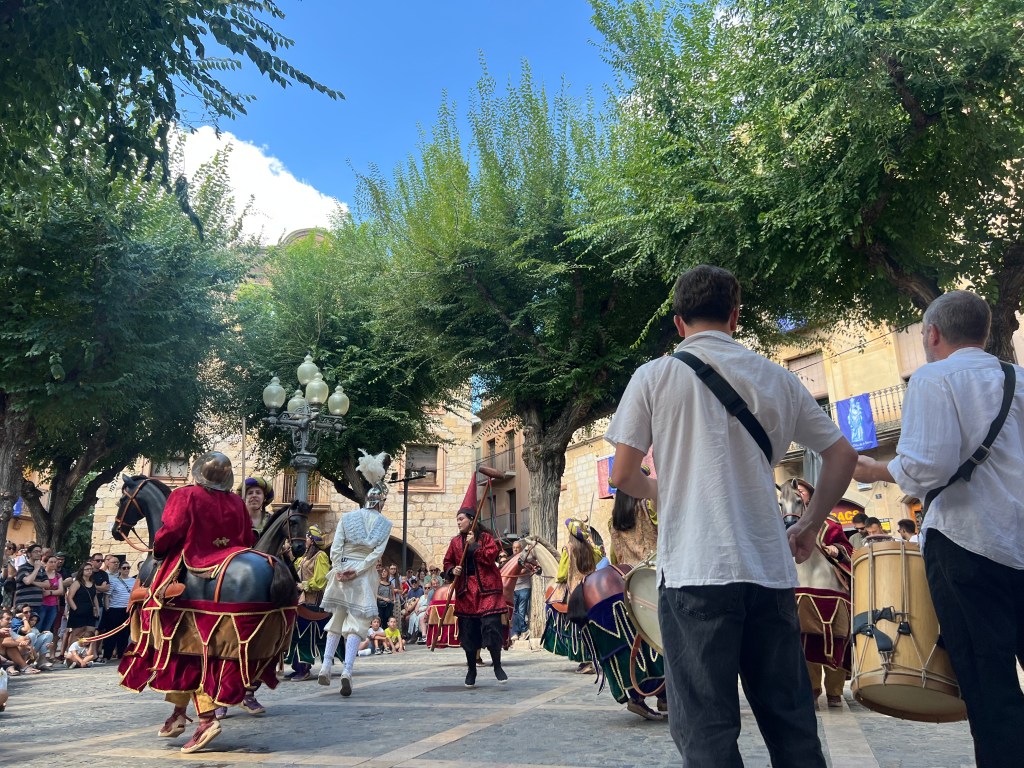 Baile tradicional celebrado en una calle de Montblanc ante vecinos y visitantes