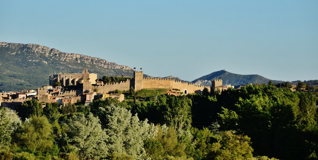 Vista panorámica de Montblanc y sus murallas medievales en la Conca de Barberà, Cataluña