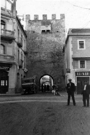 Muralla de Montblanc rodeada de viviendas y comercios entre 1932 y 1936